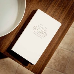 Porta billetes de metal y bandejas para propinas de restaurante hechos a mano con un acabado resistente a rayones y grabados profesionalmente para crear una presentación impresionante para sus clientes. Disponible sólo en Menushop