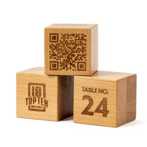  Cubos de madera con número de mesa y código QR
